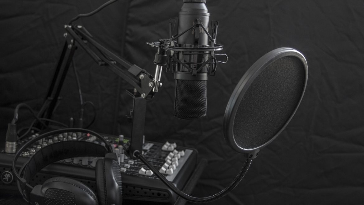 10 Consejos para Mejorar la Post-Producción y Edición de Audio Grabado con Micrófono